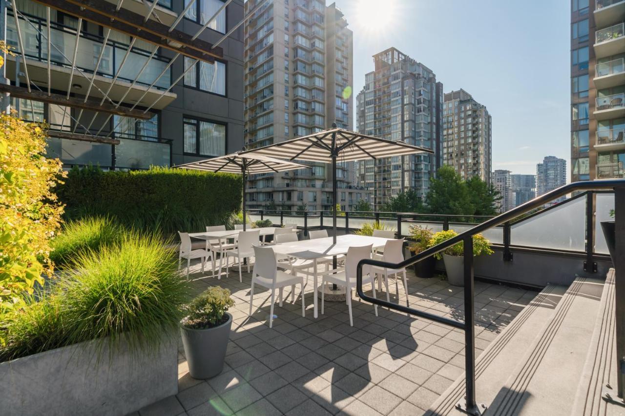 Level Vancouver Yaletown - Seymour Exterior foto The rooftop patio at the 2016-opened building