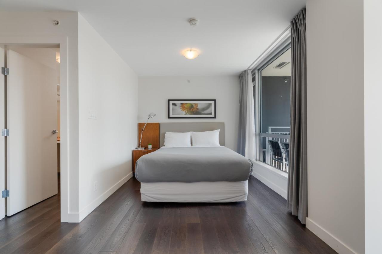 Level Vancouver Yaletown - Seymour Exterior foto A bedroom in a furnished apartment