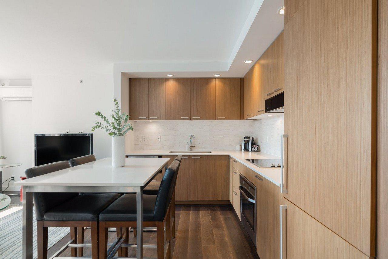 Level Vancouver Yaletown - Seymour Exterior foto A kitchen in a typical apartment
