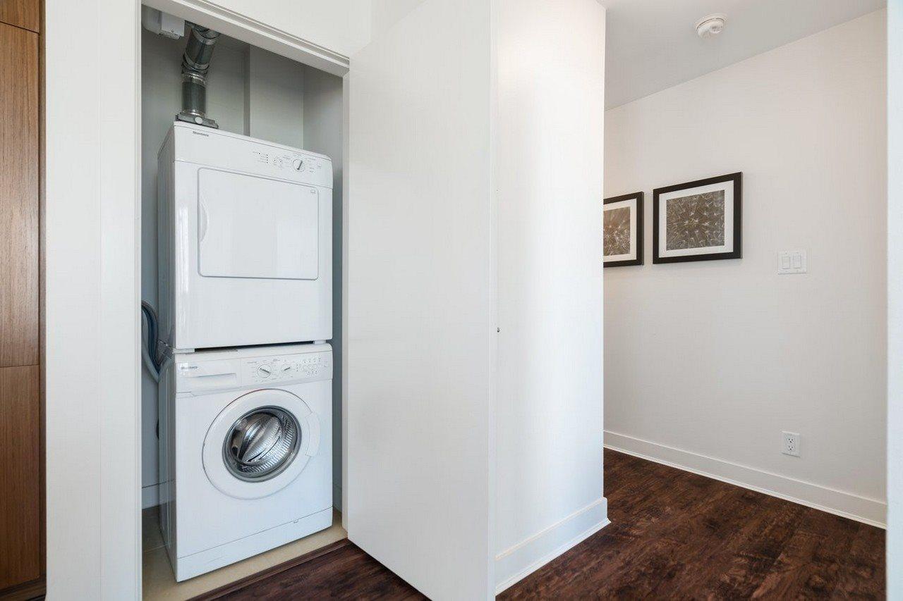 Level Vancouver Yaletown - Seymour Exterior foto A stacked washer and dryer in a home