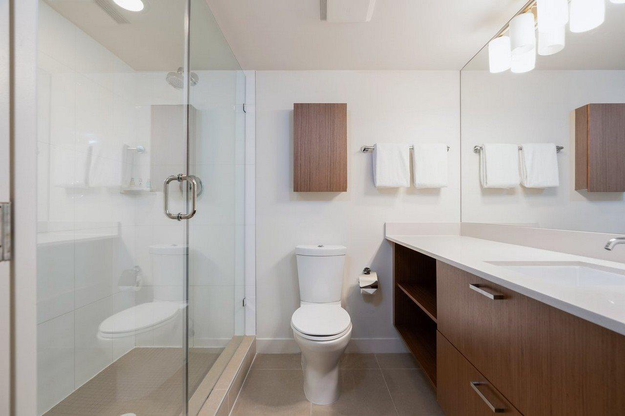 Level Vancouver Yaletown - Seymour Exterior foto A modern bathroom