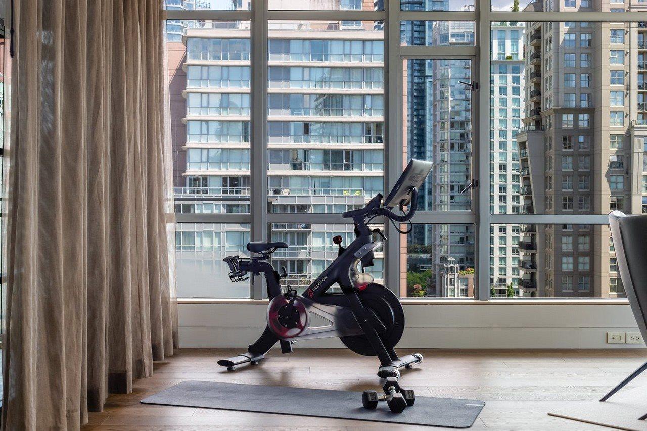 Level Vancouver Yaletown - Seymour Exterior foto A stationary bicycle
