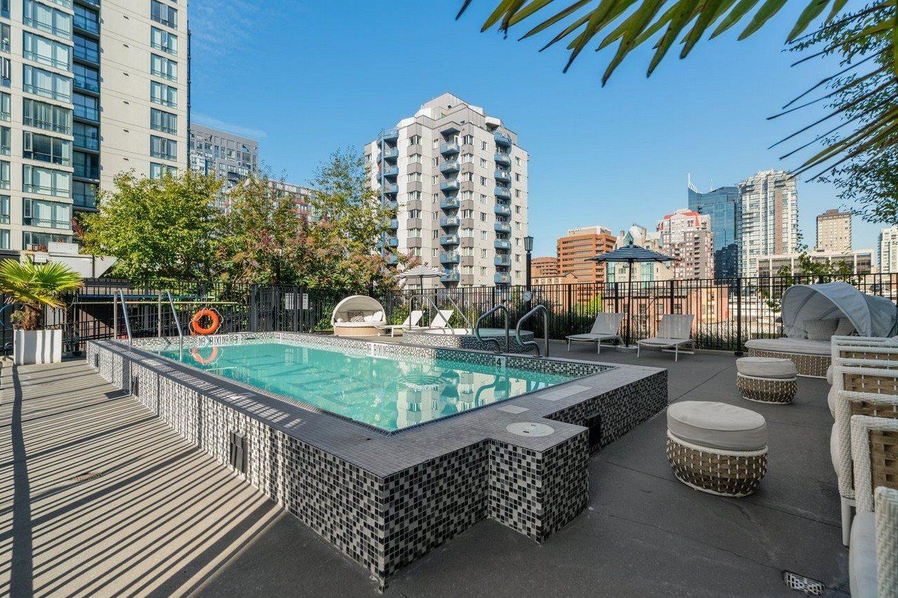 Level Vancouver Yaletown - Seymour Exterior foto Rooftop pool at the Hotel Indigo