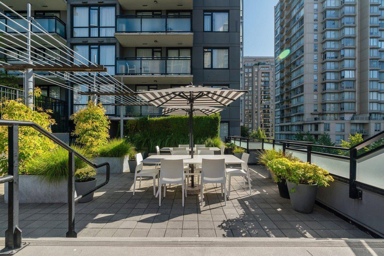 Level Vancouver Yaletown - Seymour Exterior foto The rooftop garden at the 2014-opened Hotel 1000