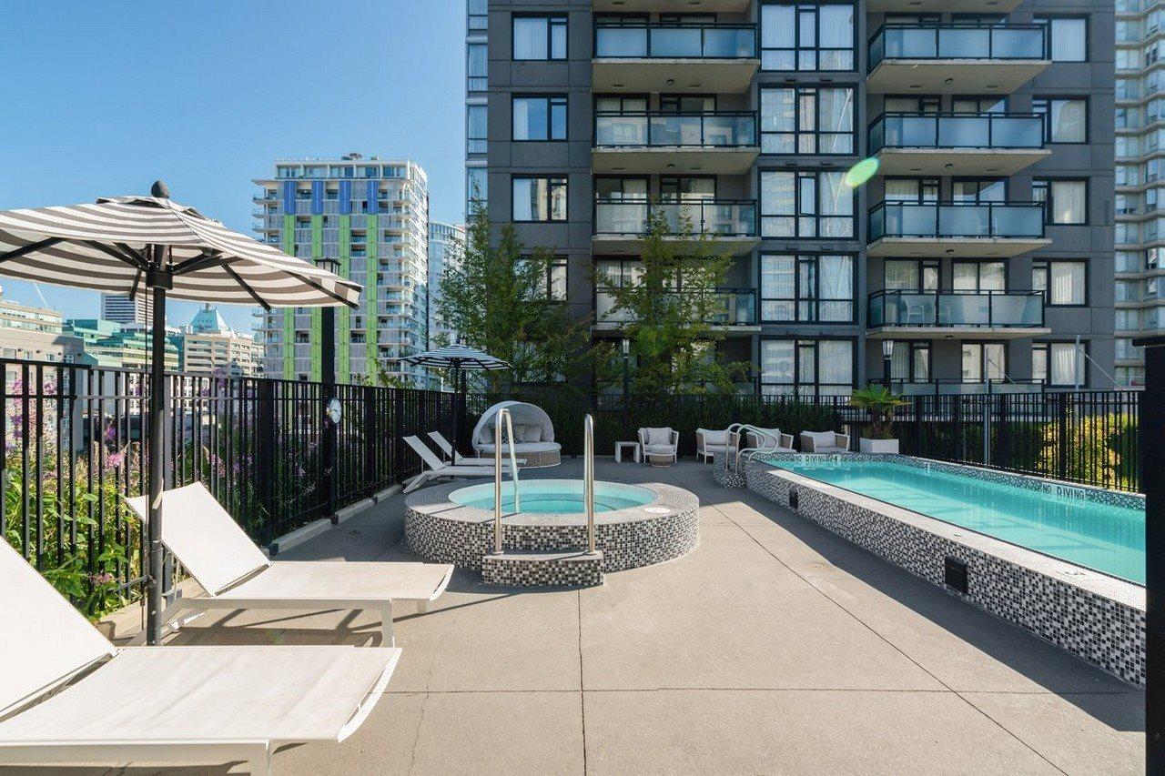 Level Vancouver Yaletown - Seymour Exterior foto Rooftop pool at 1000 De La Montagne