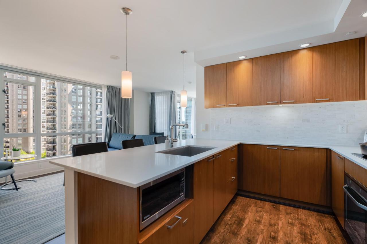 Level Vancouver Yaletown - Seymour Exterior foto A kitchen in a condominium