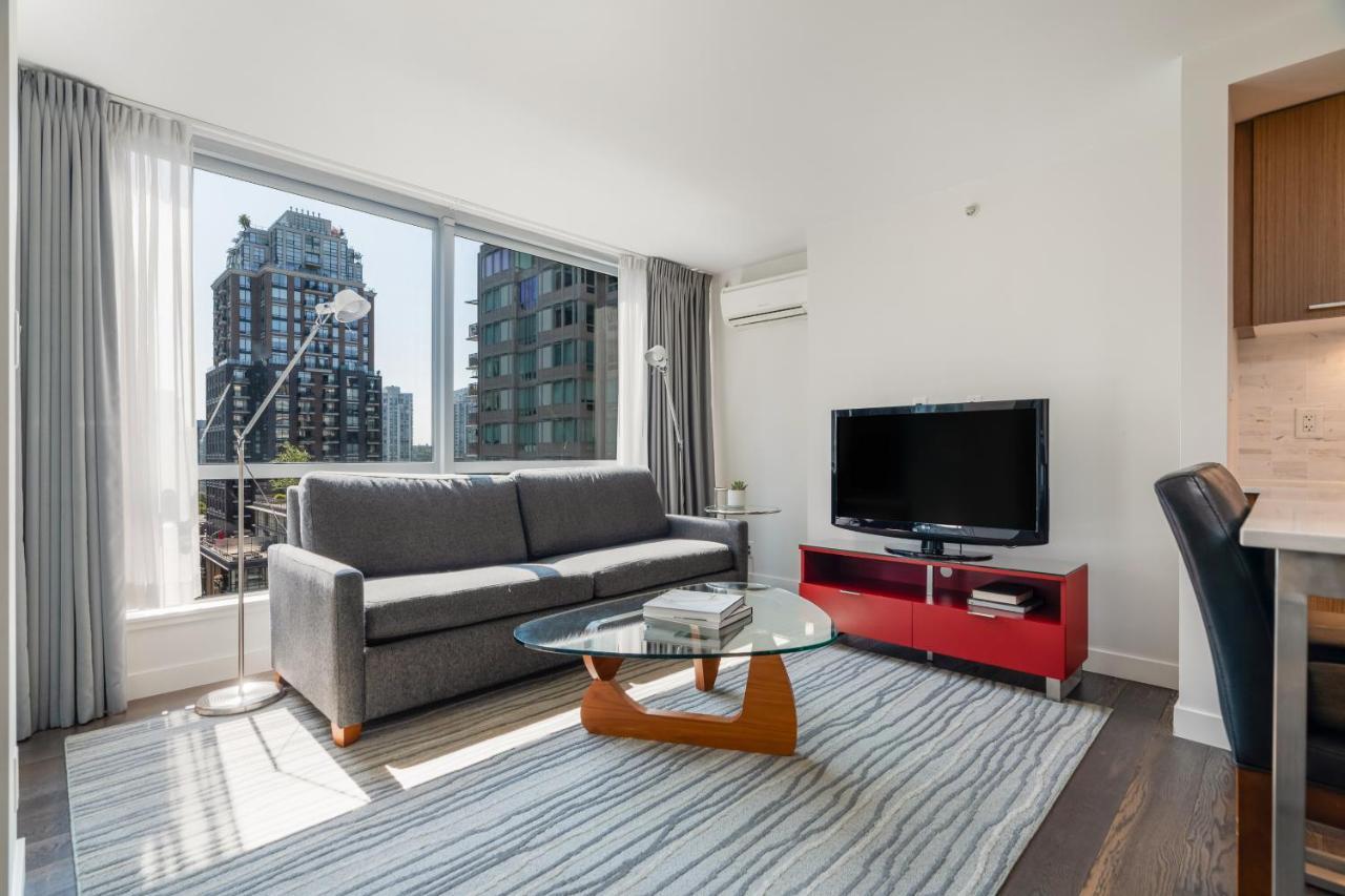 Level Vancouver Yaletown - Seymour Exterior foto A living room in a typical apartment