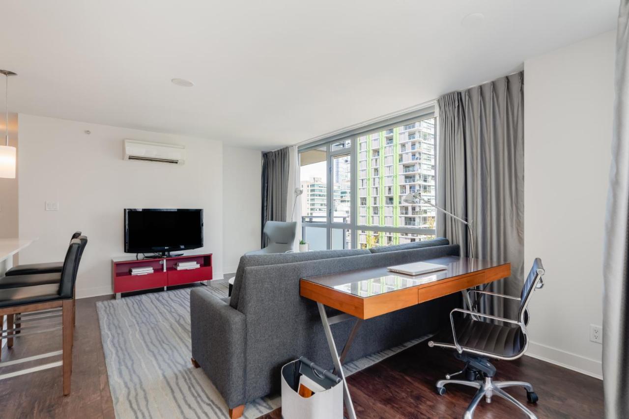 Level Vancouver Yaletown - Seymour Exterior foto A living room in a condominium