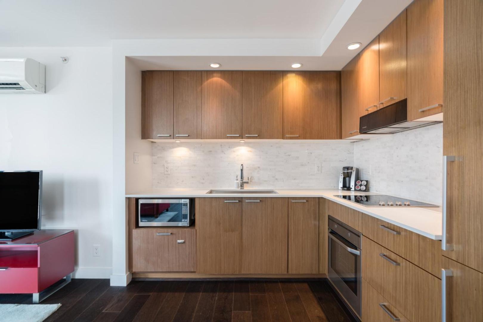 Level Vancouver Yaletown - Seymour Exterior foto A kitchen in a typical apartment