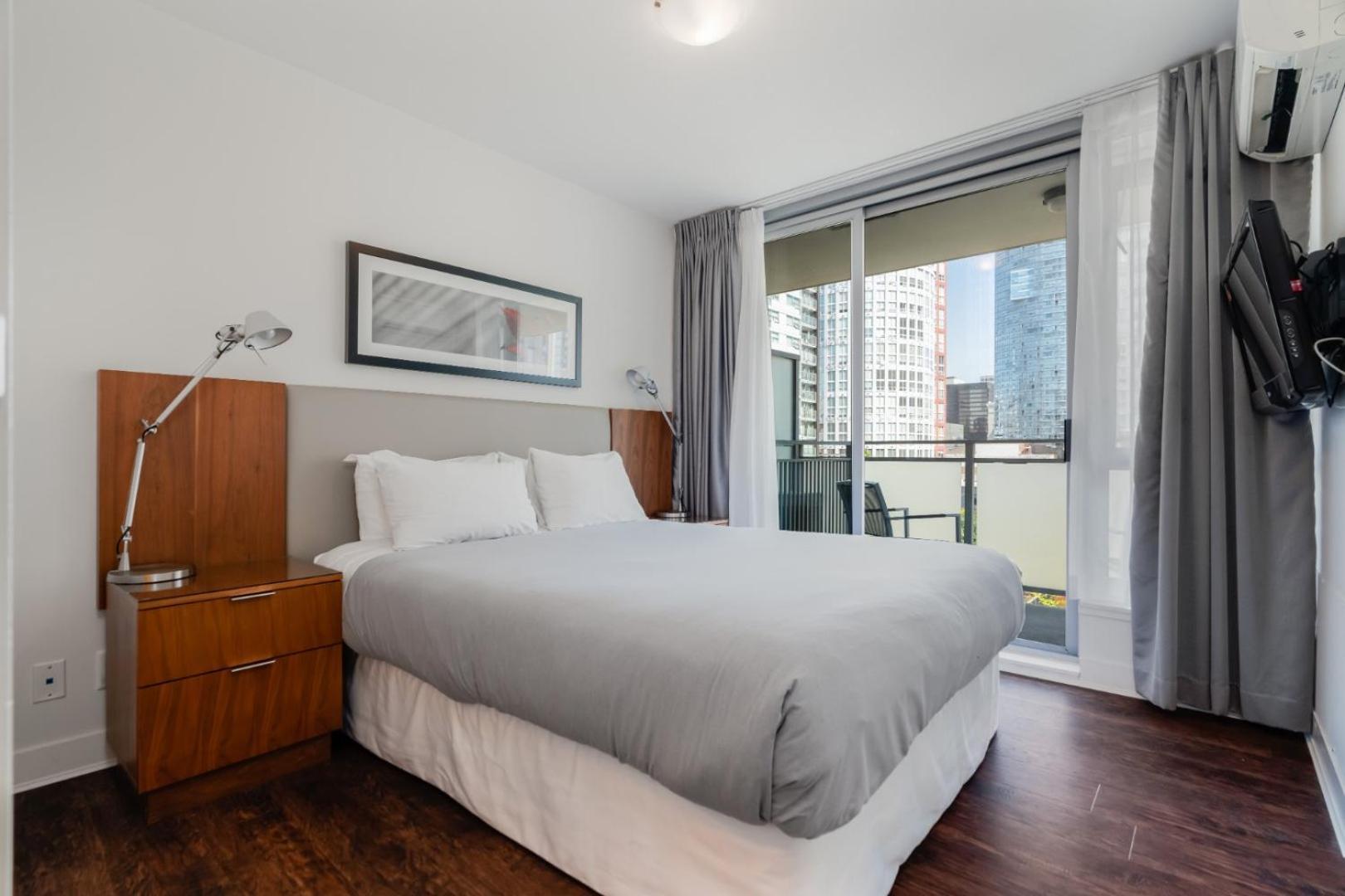 Level Vancouver Yaletown - Seymour Exterior foto A bedroom in a serviced apartment in Vancouver, Canada