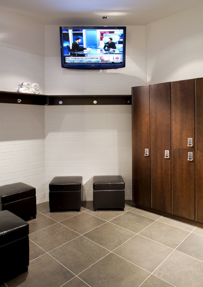 Level Vancouver Yaletown - Seymour Exterior foto A locker room at a gym