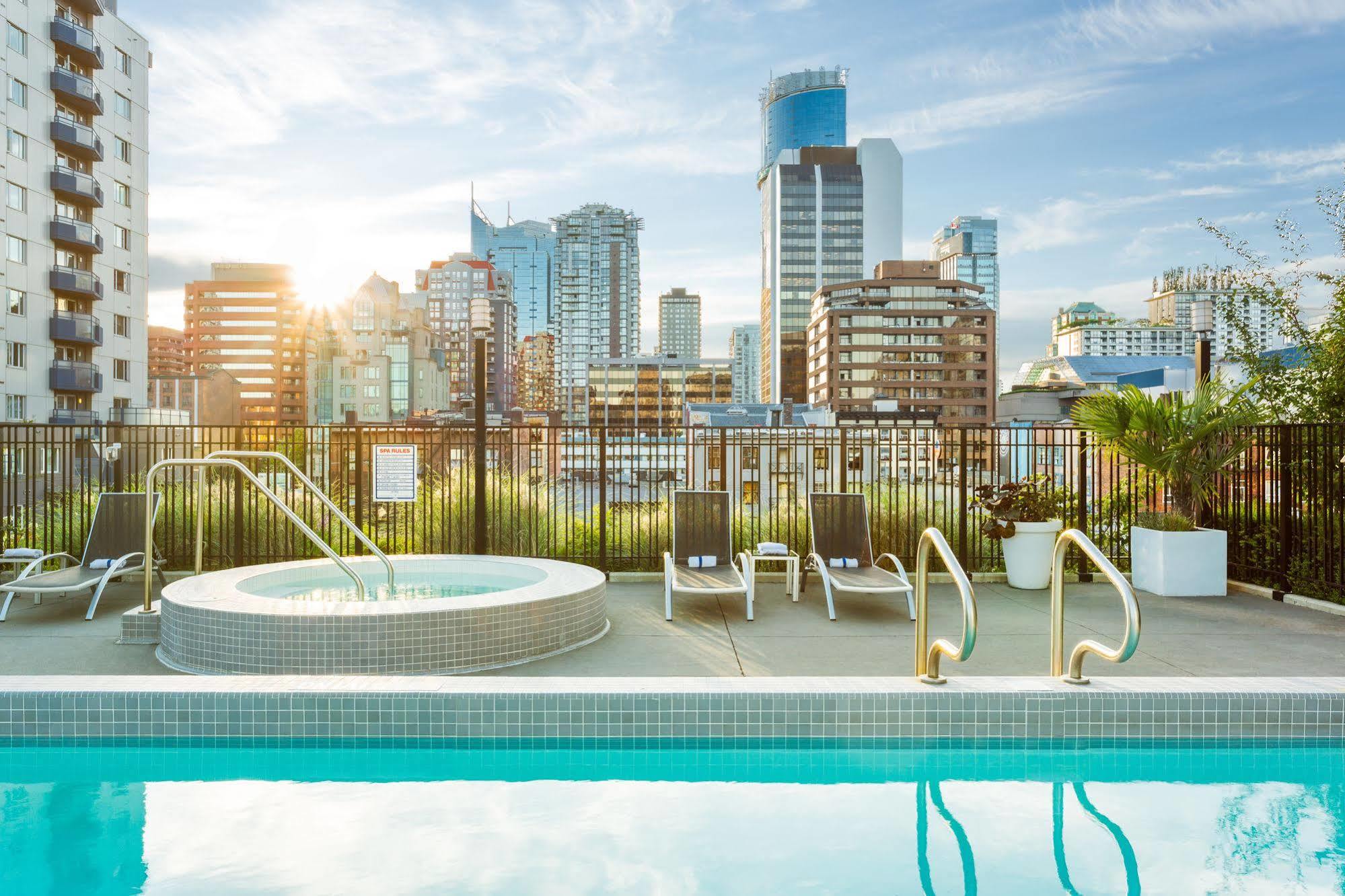 Level Vancouver Yaletown - Seymour Exterior foto Rooftop pool at Emporio